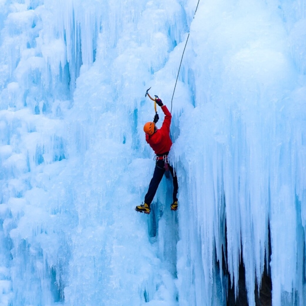 Eisklettern im Urlaub im Chaletdorf Österreich - ChaletZeit
