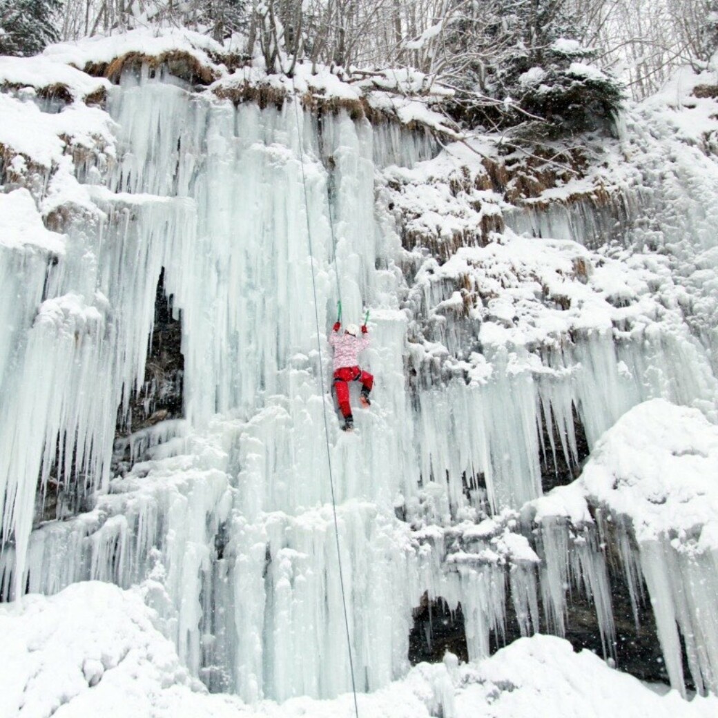 Eissport - Eisklettern im Weihnachtsurlaub im Chaletdorf Österreich - ChaletZeit