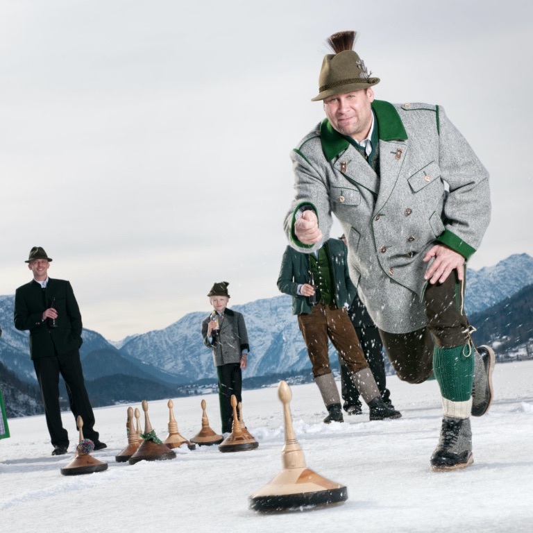 Eisstockschießen im Winterurlaub im Chalet in Österreich - Chaletdorf Österreich - ChaletZeit