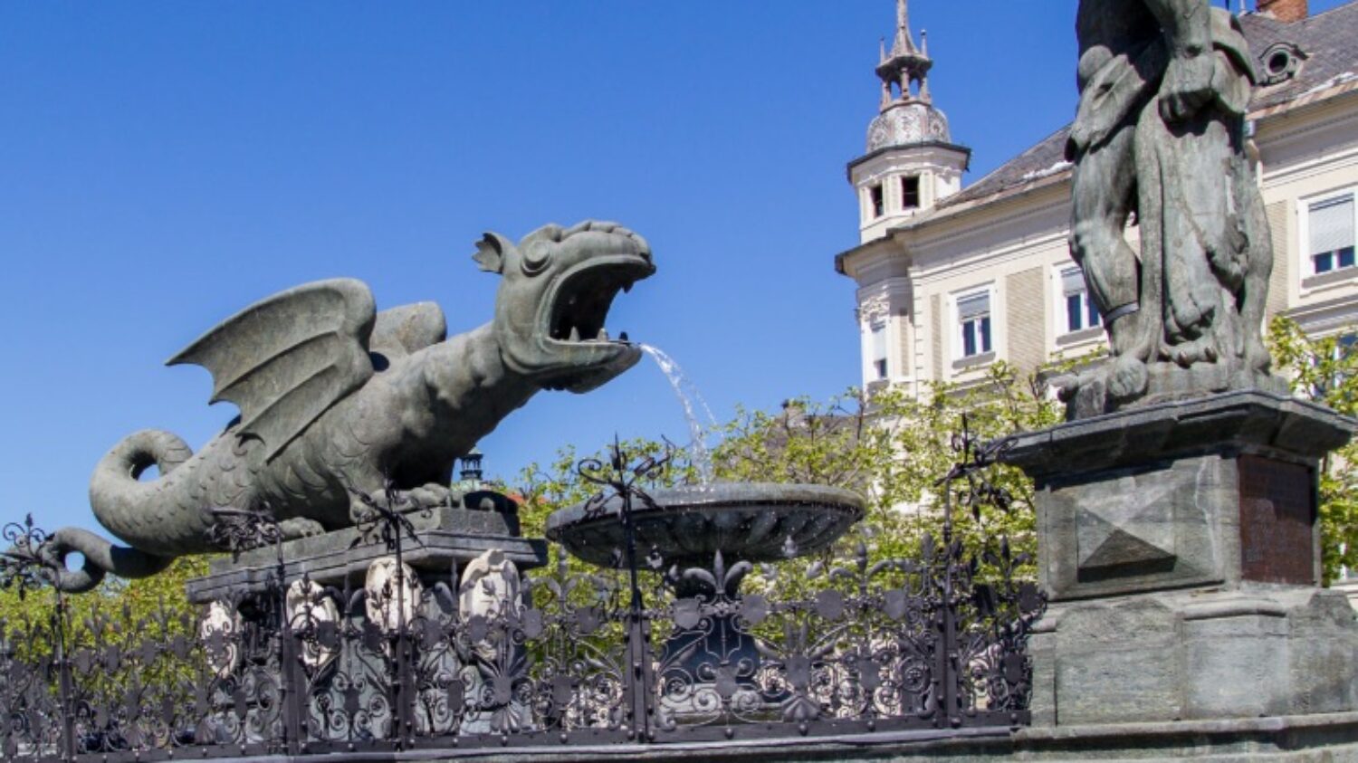 Klagenfurt mit dem Lindwurm ist die Hauptstadt vom Bundesland Kärnten - Urlaub im Chalet in Österreich