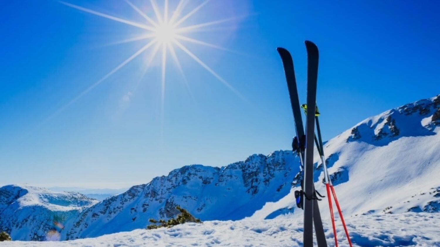 Skifahren im Winterurlaub in Österreich in den Bergen - Chaletdorf Österreich - ChaletZeit